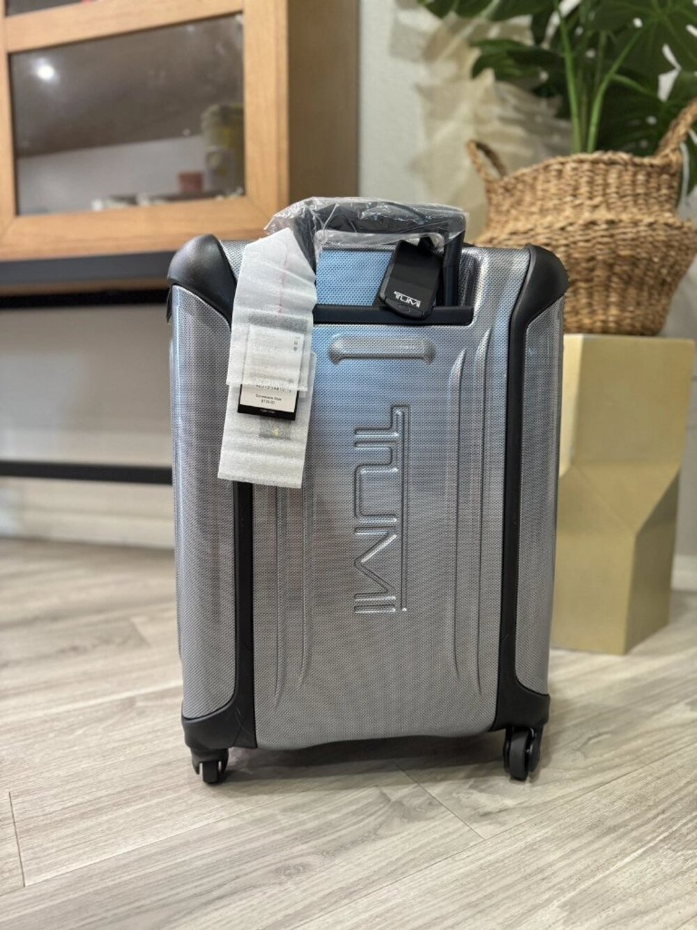 NEW! TUMI 22" Vapor Continental Carry On Hardcase Spinner Suitcase Silver